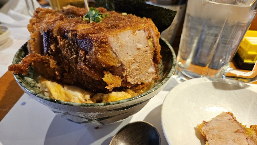 [일본]5cm의 압박스럽게 두꺼운 가츠동 오사카 치요마츠_10.jpg