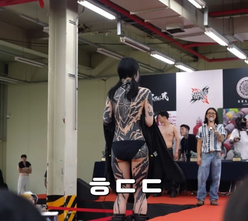 팬티만 입은 여성을 대놓고 웃으면서 쳐다보는 아저씨 jpg._1.jpg