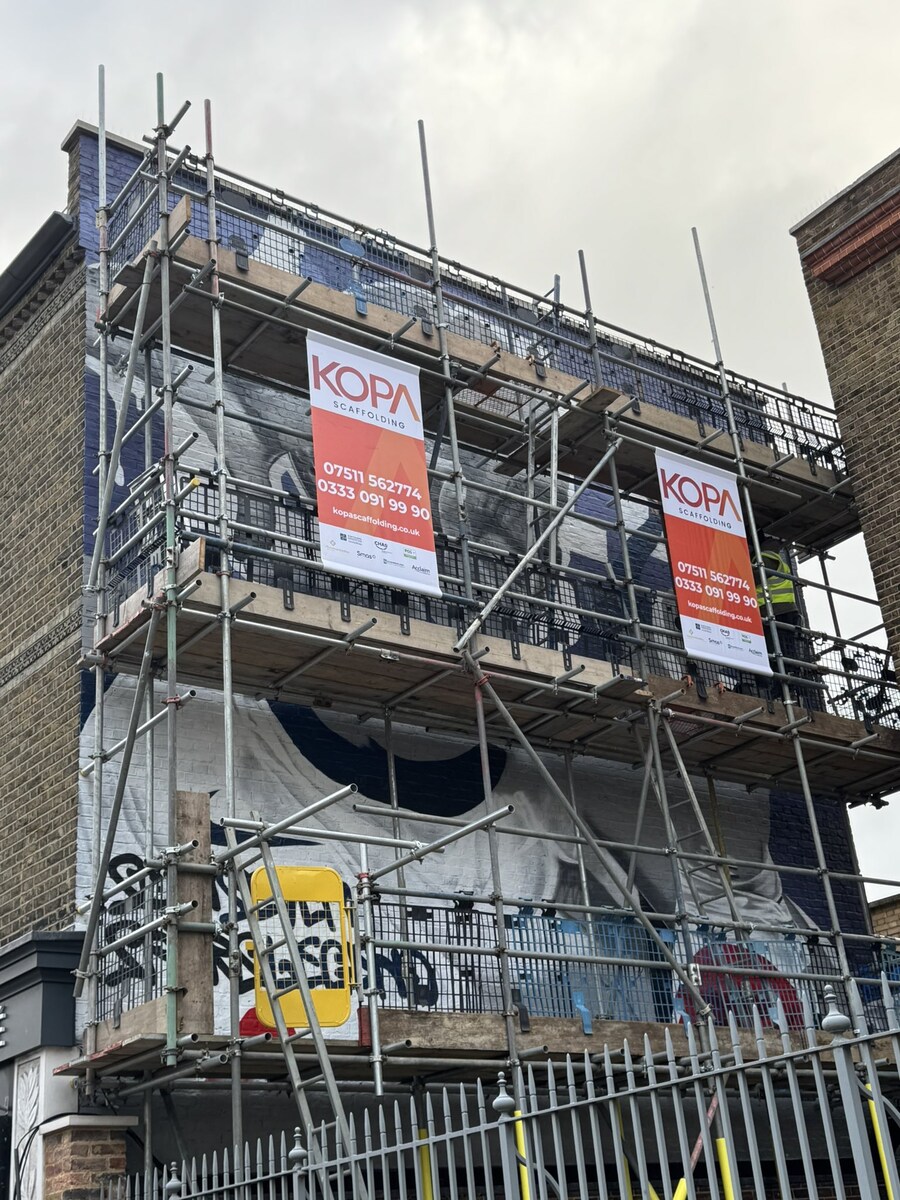 손흥민 벽화 작업 현장 사진_1.jpg