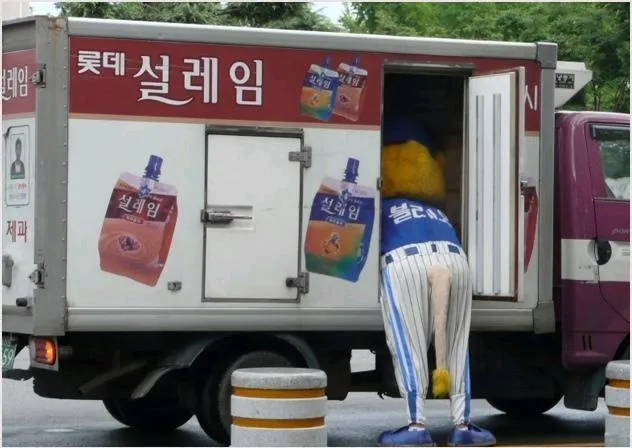 한때 기행질로 유명했던 야구팀 마스코트_2.webp