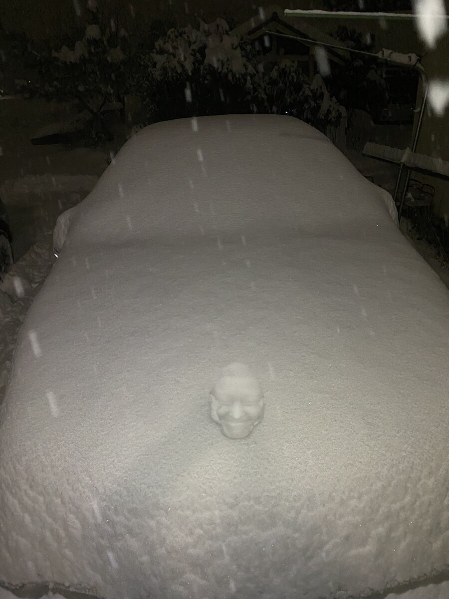 눈오는날 주차장에 나타난 이상현상_1.jpg