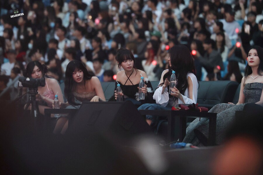 대선배님께 물을 드리려 고민하는 후배 가수들_1.jpg