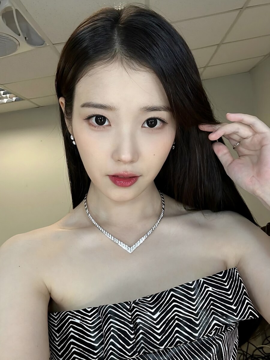 2025.12.08 아이유 인스타그램(AAA 🦓🍊)_2.jpg