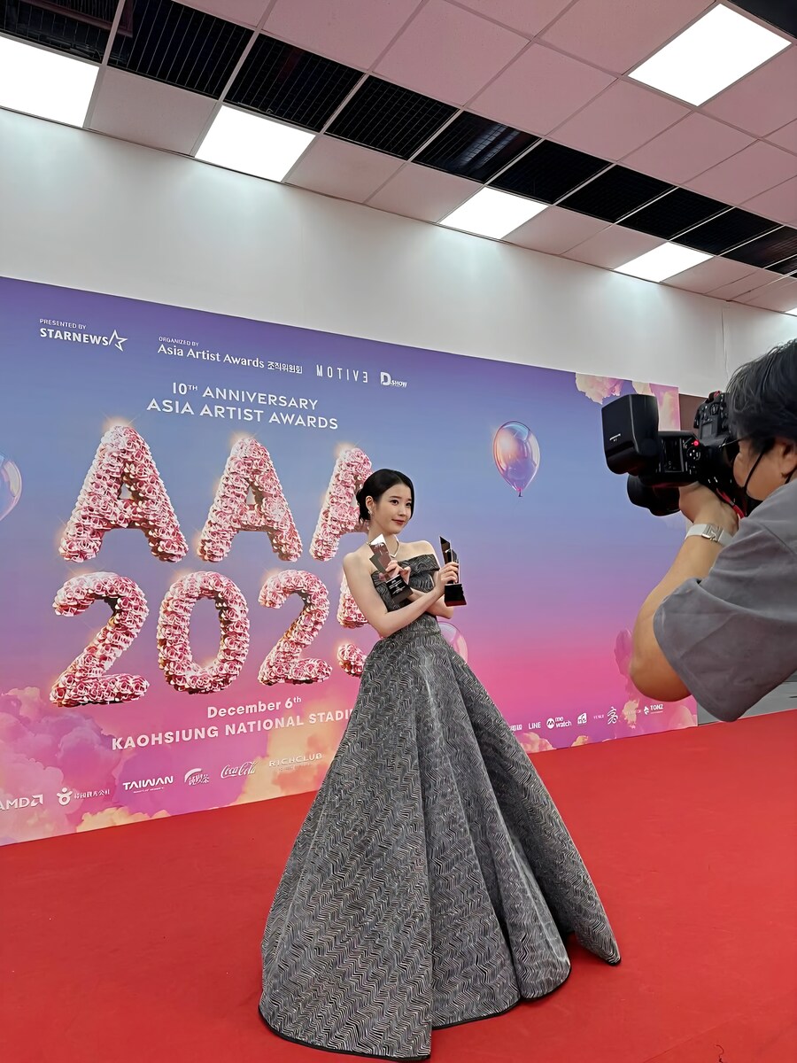 2025.12.08 아이유 인스타그램(AAA 🦓🍊)_13.jpg