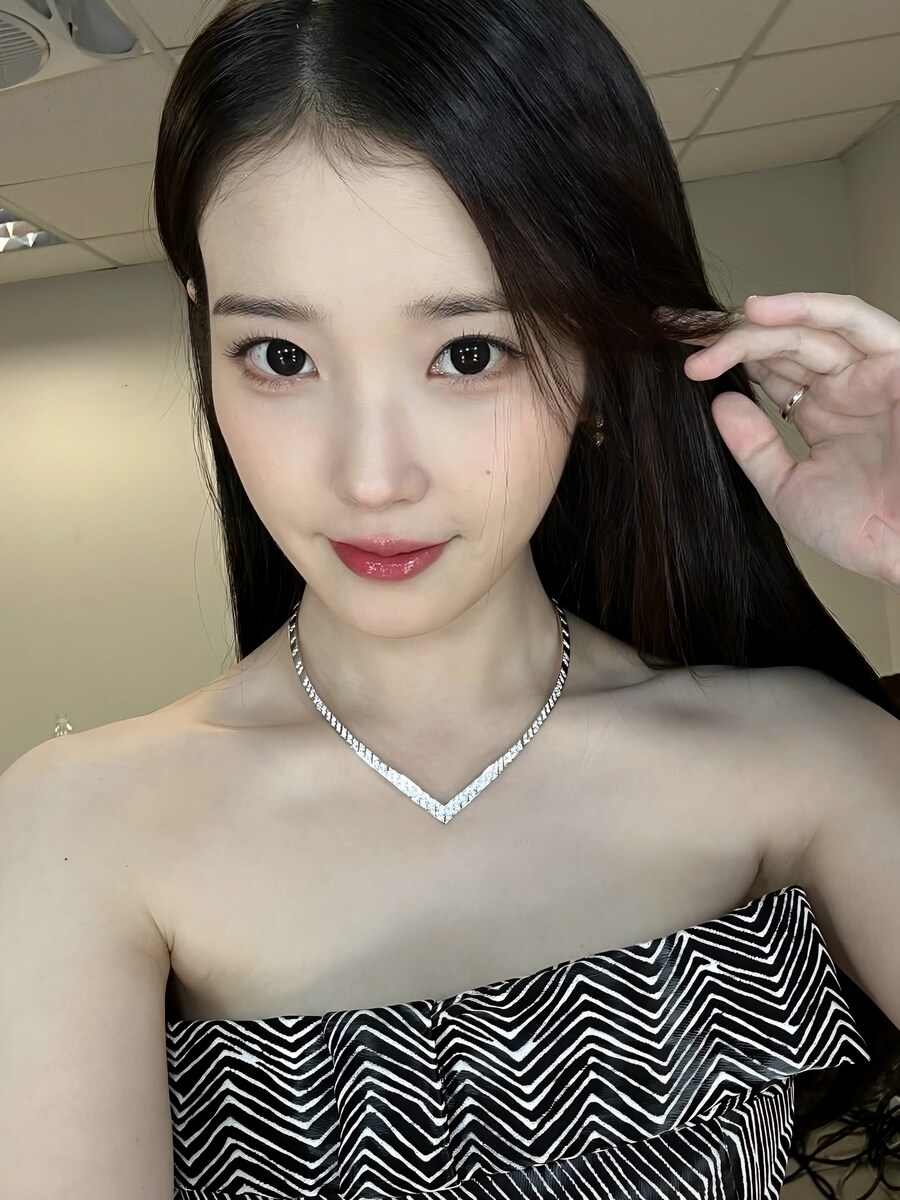 2025.12.08 아이유 인스타그램(AAA 🦓🍊)_14.jpg