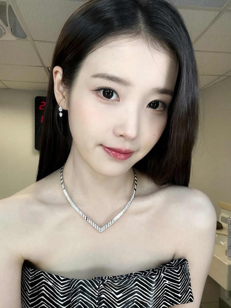 2025.12.08 아이유 인스타그램 사진 보정_2.jpg