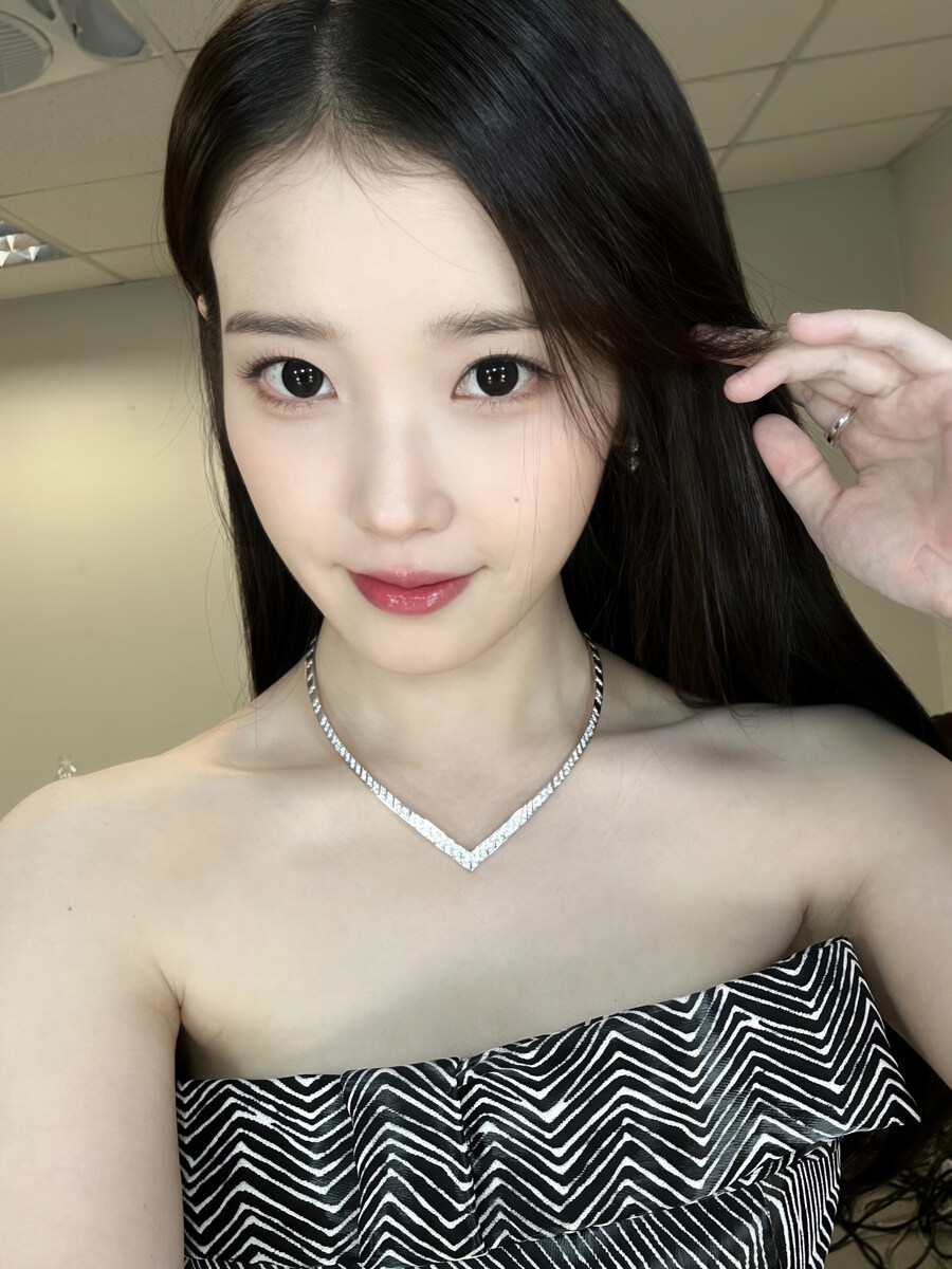 2025.12.08 아이유 인스타그램 사진 보정_6.jpg