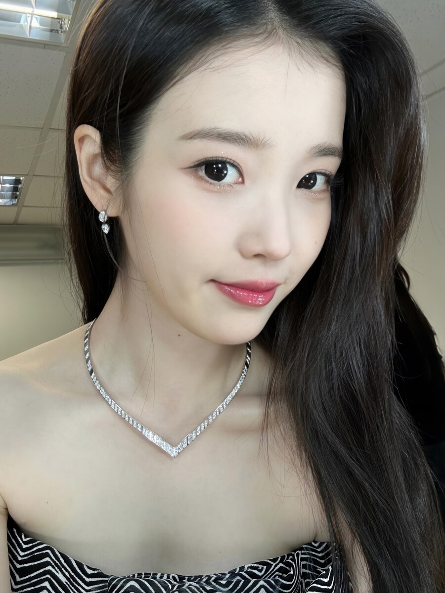 2025.12.08 아이유 인스타그램 사진 보정_8.jpg