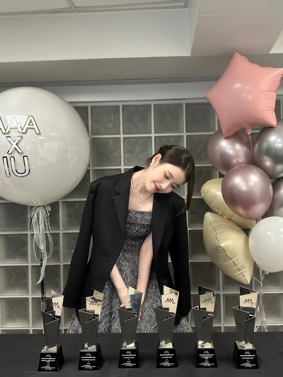 2025.12.08 아이유 인스타그램 사진 보정_9.jpg