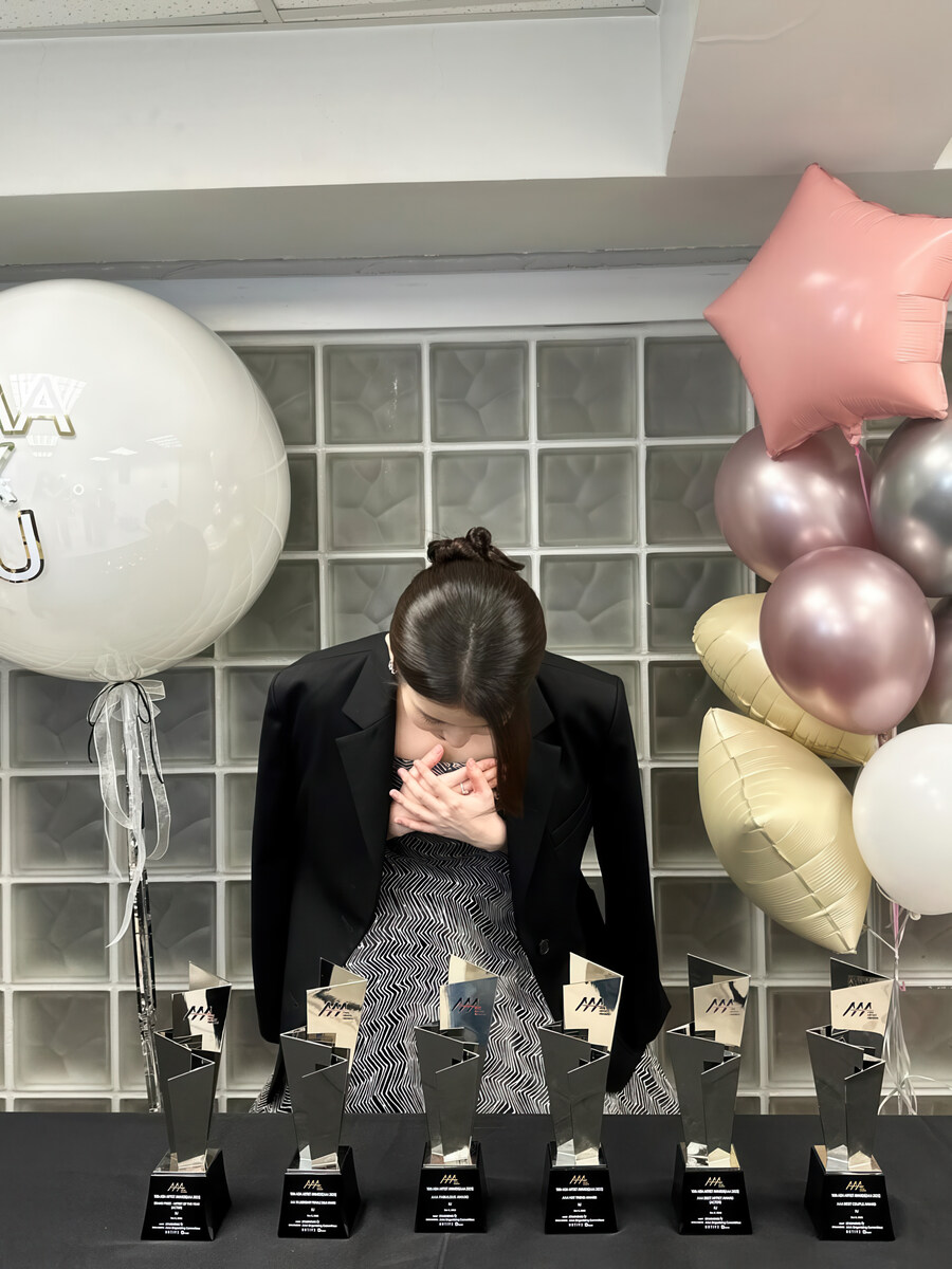 2025.12.08 아이유 인스타그램 사진 보정_10.jpg