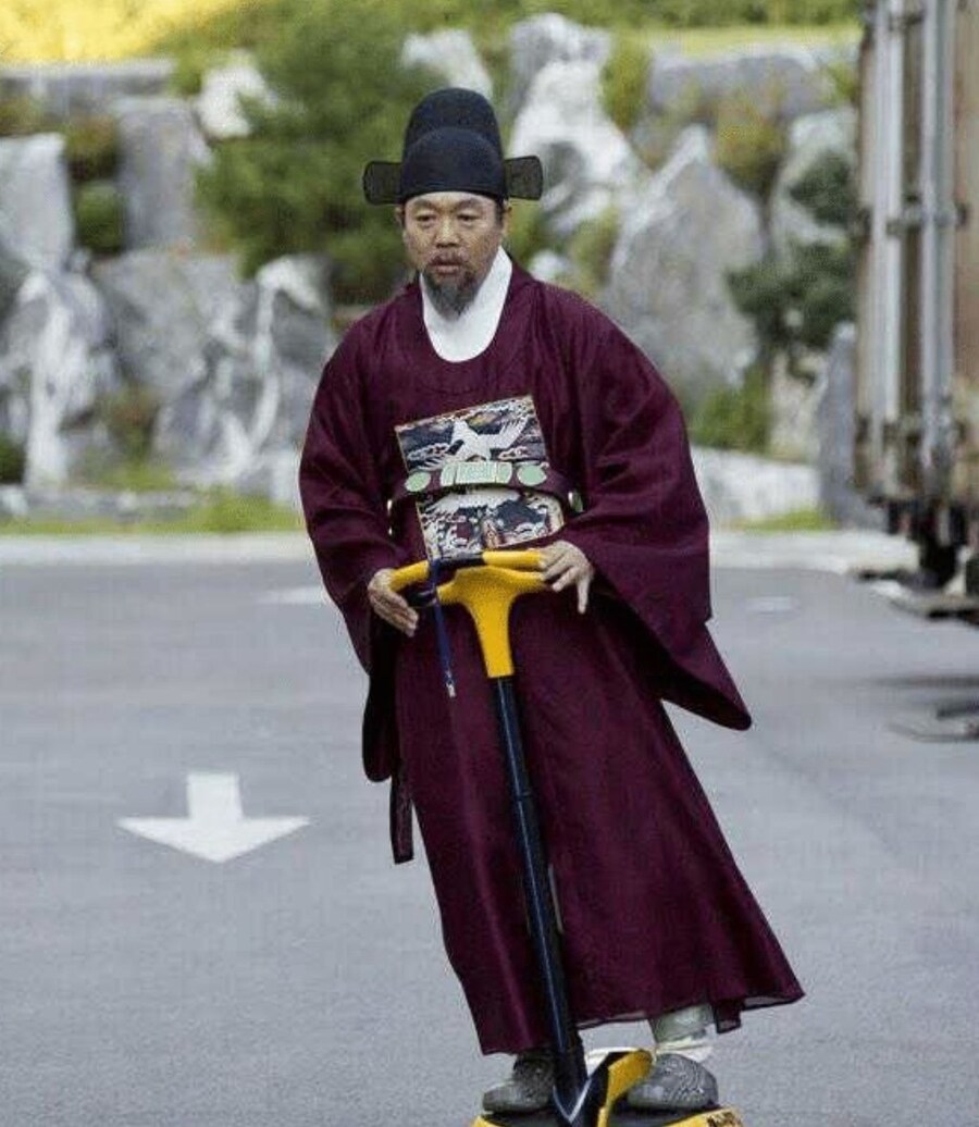 "어허!!! 김 대감, 체통도 없이, 감히 궐에서 뭘 타고 다녀서야 쓰겠소!“_1.jpg