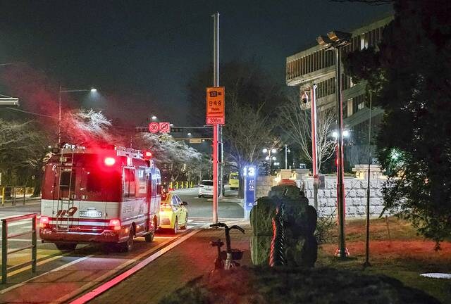 국회 외곽 담장에 방화 추정 불...20대 남성 체포_1.jpg