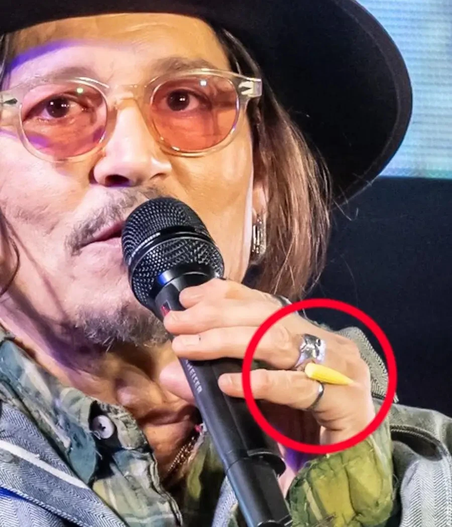 조니뎁이 일본 행사서 낀 이상한 반지의 정체_1.webp