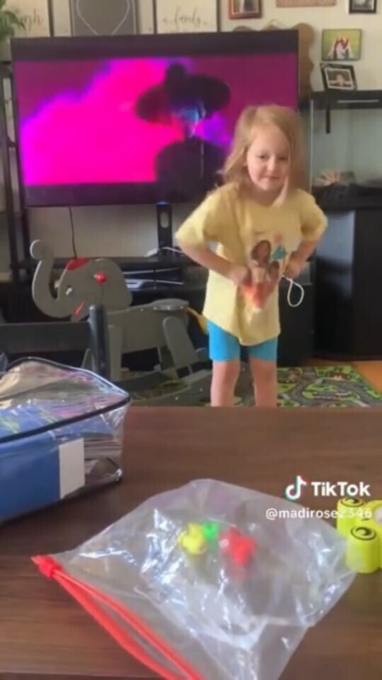 ??? : 케데헌 그거 흥해봤자 우리가 만든거 아니라 돈 못벌잖아?_1.jpg