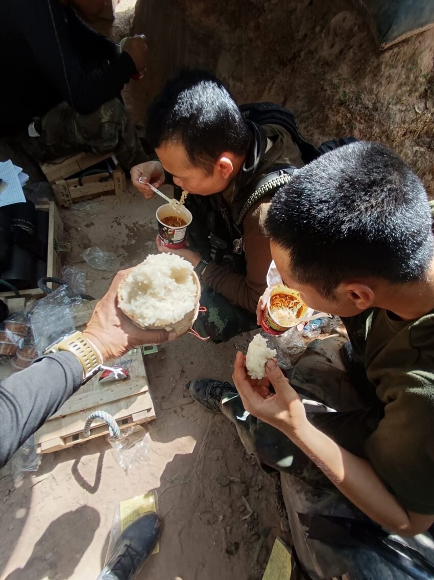 전쟁터에서 밥 먹는 태국군_1.jpg