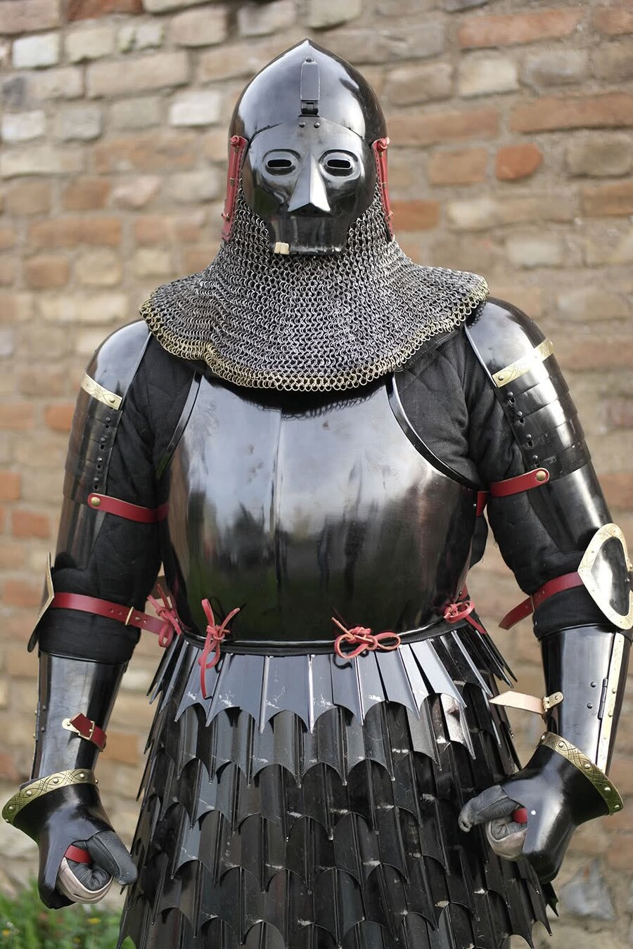 독특한 비주얼의 서양 갑옷 세트_2.jpg