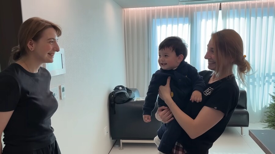 유튜브) 엄마의 쌍둥이 언니를 처음 본 아기_10.png