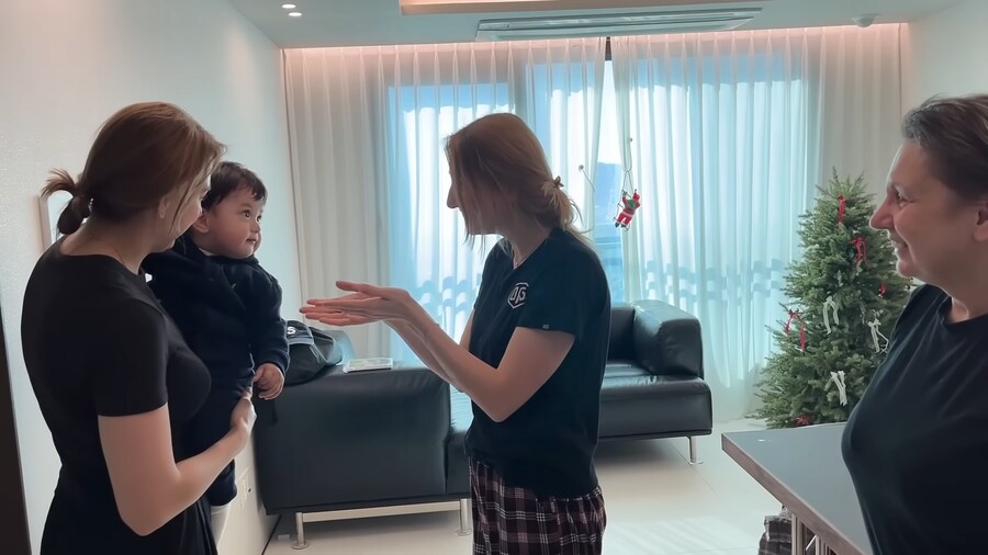 유튜브) 엄마의 쌍둥이 언니를 처음 본 아기_13.png