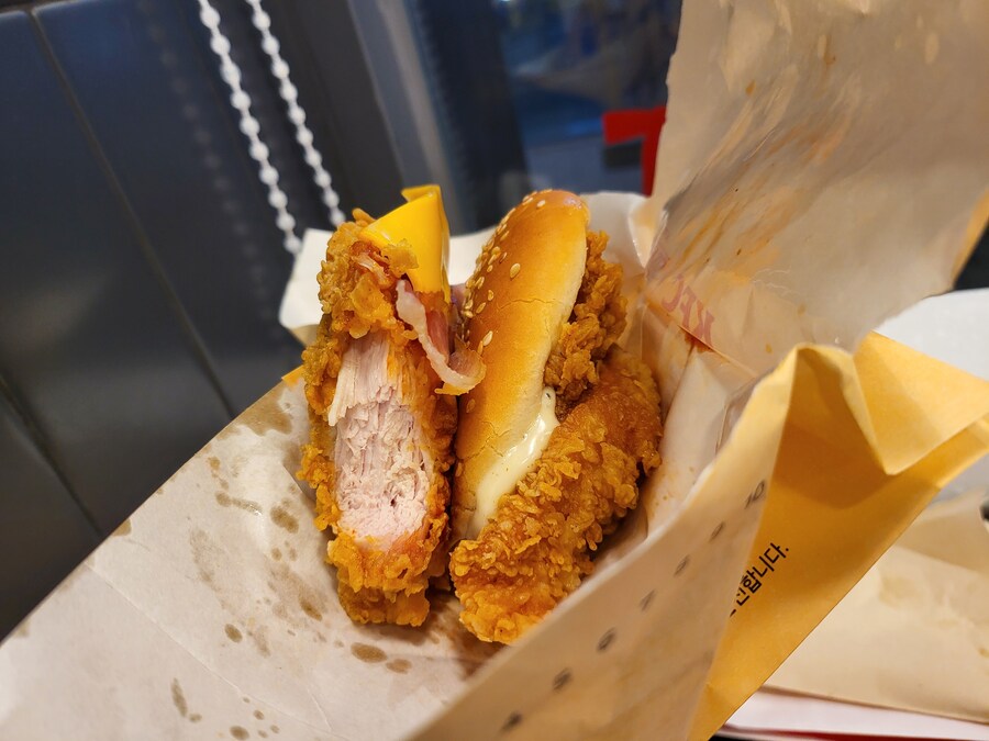 KFC) 업사이드다운 징거 버거 먹으러 옴_2.jpg
