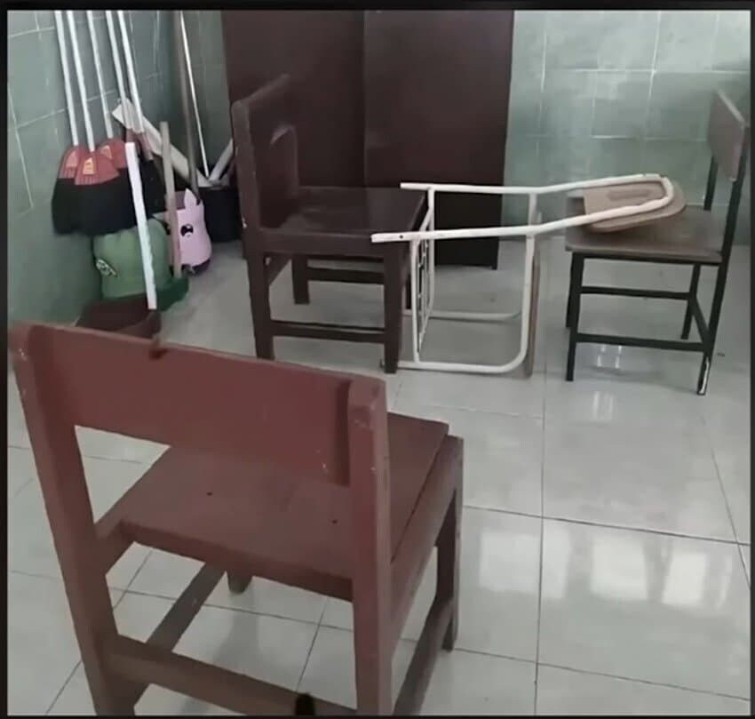 짝사랑하는 옆집 누나를 친구들에게 소개했다_1.jpg