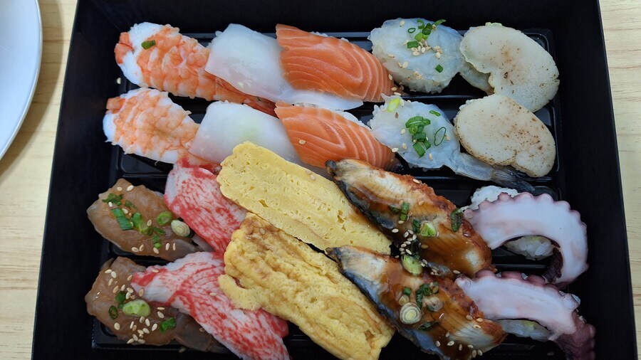 늦은 점심~ 롯데마트 초밥 10,990원 ㅎㅎ_1.jpg