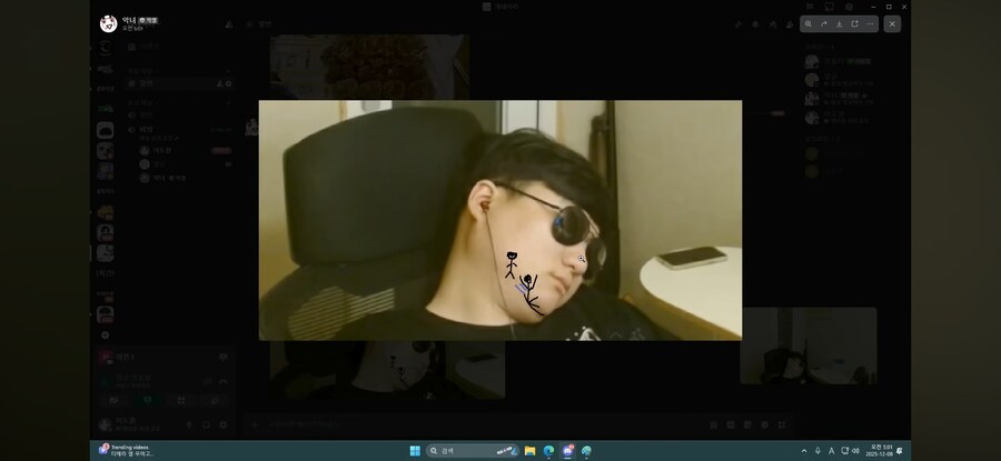 인방)술 먹고 잠든 막내를 깨우는 형, 누나_4.jpg