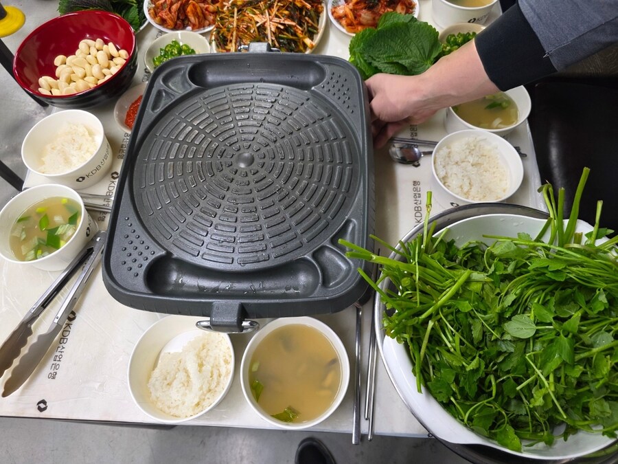 직장에서 3천원씩 걷어서 해먹는 점심 미나리삼겹살_6.jpg