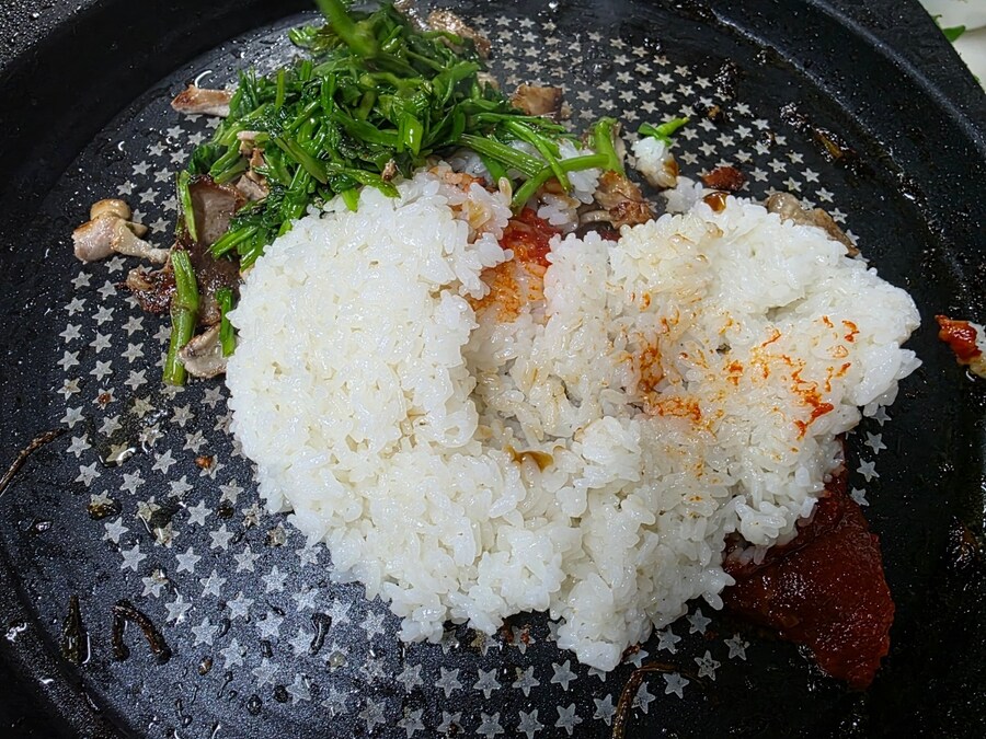 직장에서 3천원씩 걷어서 해먹는 점심 미나리삼겹살_9.jpg