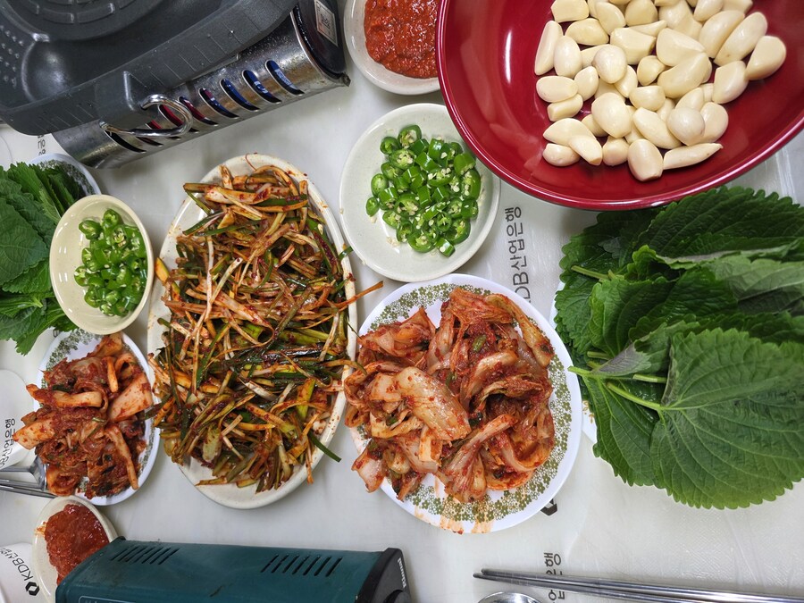 직장에서 3천원씩 걷어서 해먹는 점심 미나리삼겹살_7.jpg