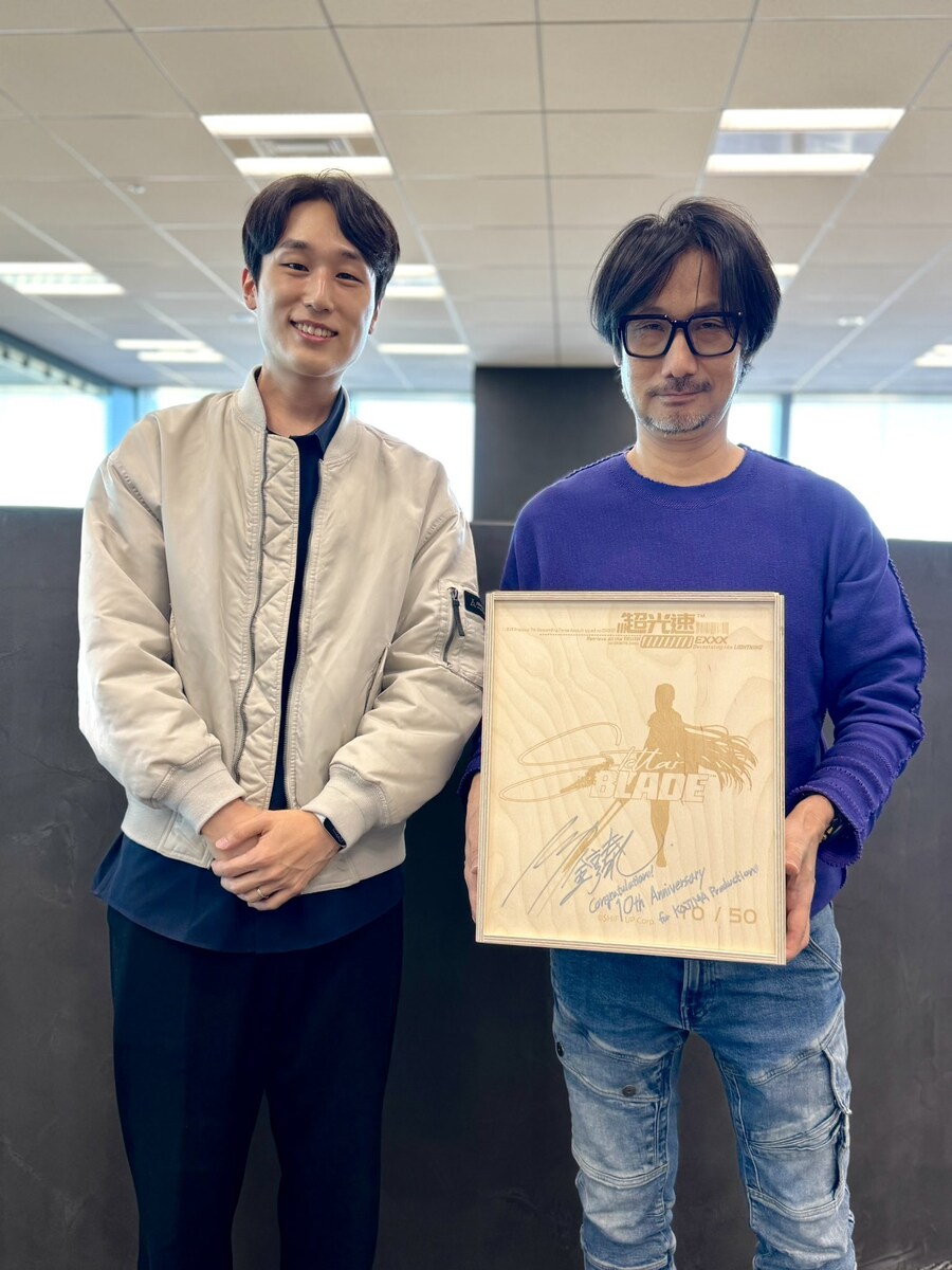 시프트 업에서 코지마 프로덕션 10주년 기념 축하 선물 받은 코지마_1.jpg