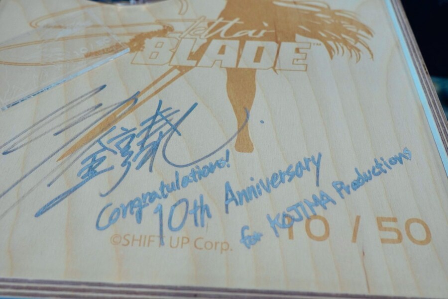 시프트 업에서 코지마 프로덕션 10주년 기념 축하 선물 받은 코지마_4.jpg