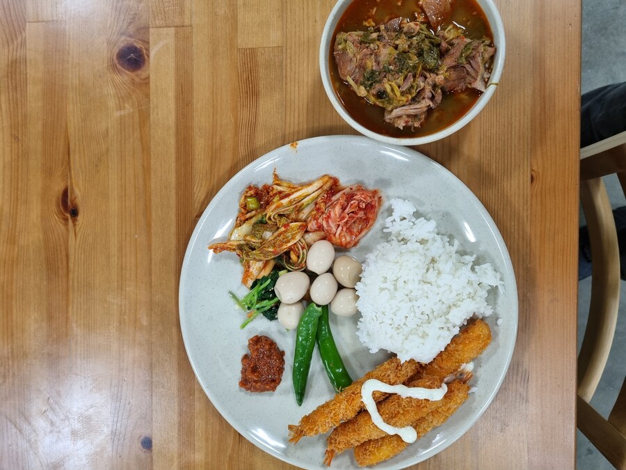 오늘 먹었던 점심밥 편하게 먹는 새우튀김 결혼은 안했습니다_1.jpg