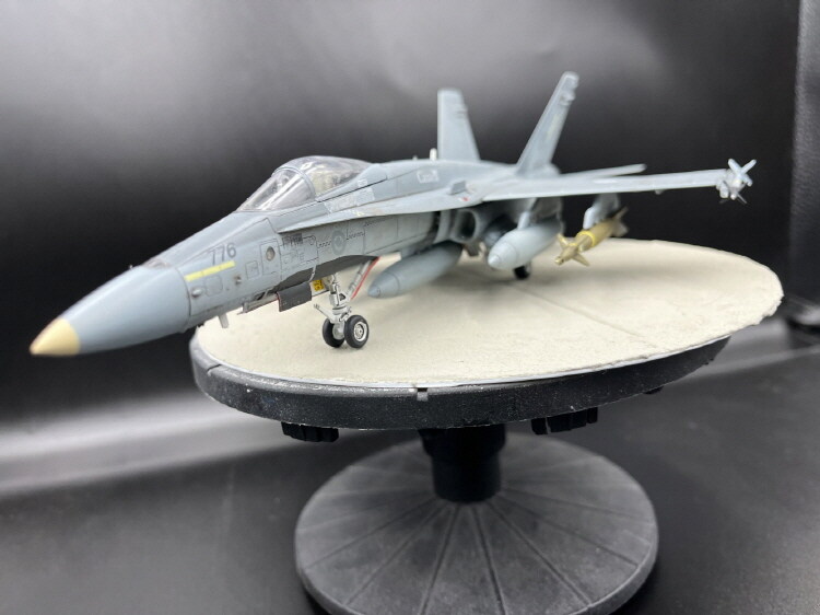 CF-18A Hornet : "Porcupines" Sqn. (아카데미 1:72)_5.jpg