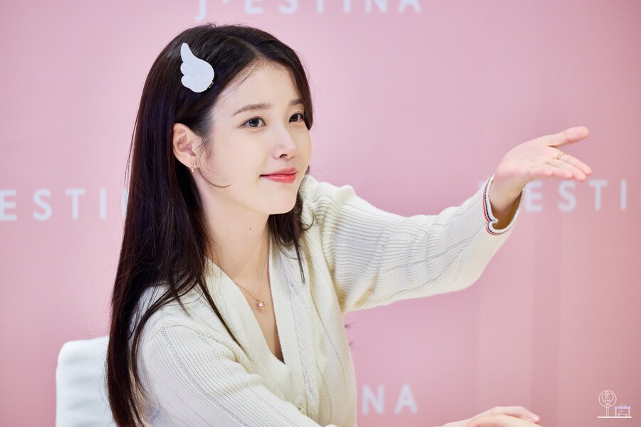 2025.11.26 제이에스티나, 아이유 팬사인회(지은정거장)_5.jpg