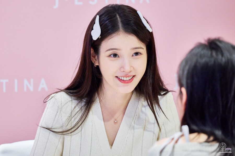 2025.11.26 제이에스티나, 아이유 팬사인회(지은정거장)_6.jpg