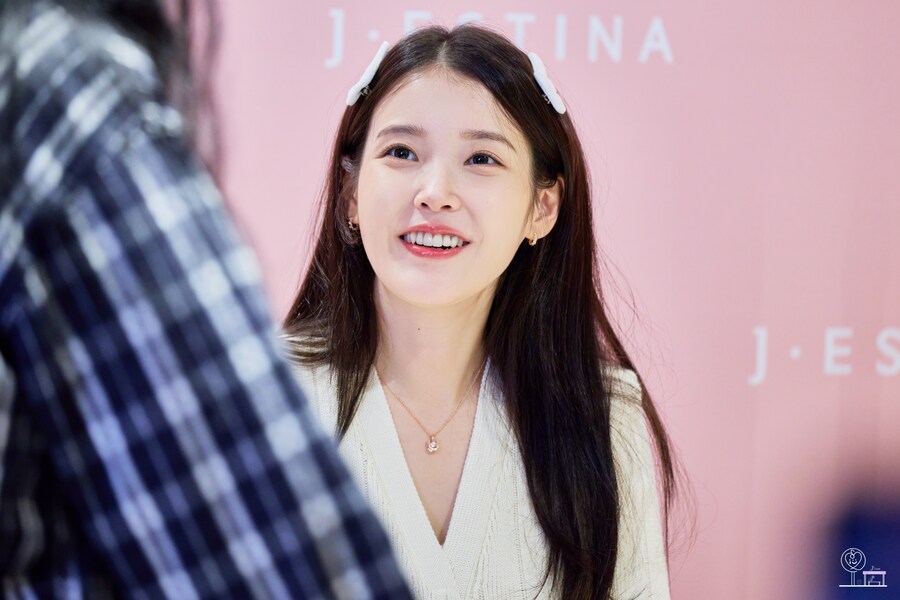 2025.11.26 제이에스티나, 아이유 팬사인회(지은정거장)_7.jpg