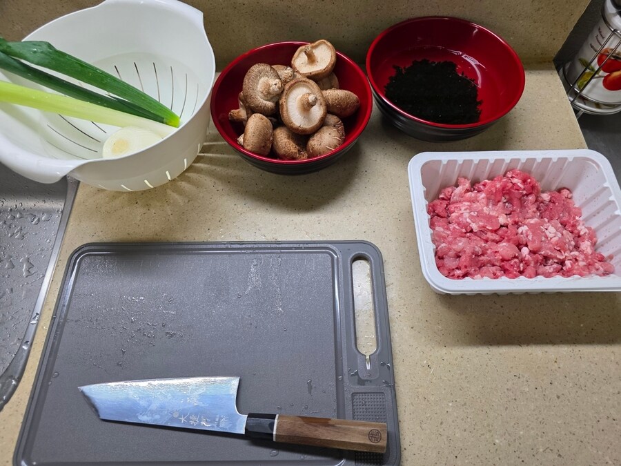 직장에서 3천원씩 걷어서 해먹는 점심 표고버섯후라이 동그랑땡+과메기_1.jpg