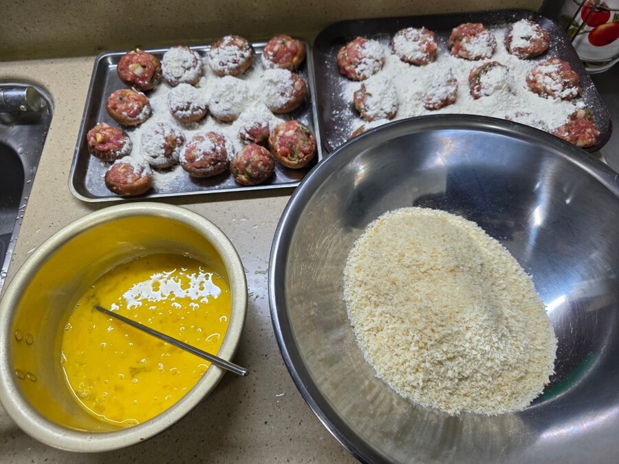 직장에서 3천원씩 걷어서 해먹는 점심 표고버섯후라이 동그랑땡+과메기_5.jpg