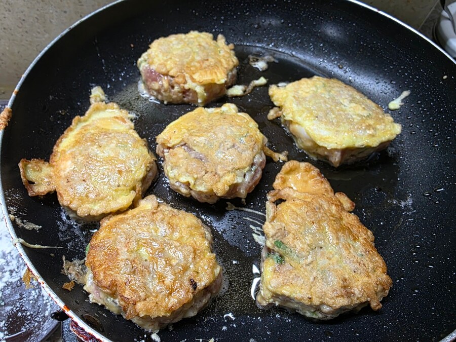 직장에서 3천원씩 걷어서 해먹는 점심 표고버섯후라이 동그랑땡+과메기_7.jpg