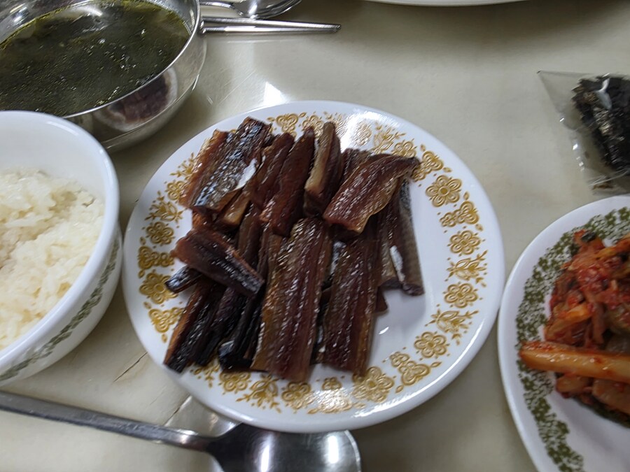 직장에서 3천원씩 걷어서 해먹는 점심 표고버섯후라이 동그랑땡+과메기_11.jpg