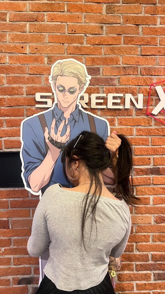 주술회전 캐릭터 입간판을 보고 여자들이 하는 행동.jpg_1.jpg