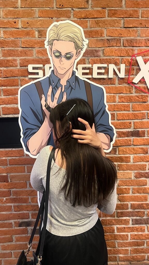 주술회전 캐릭터 입간판을 보고 여자들이 하는 행동.jpg_2.jpg