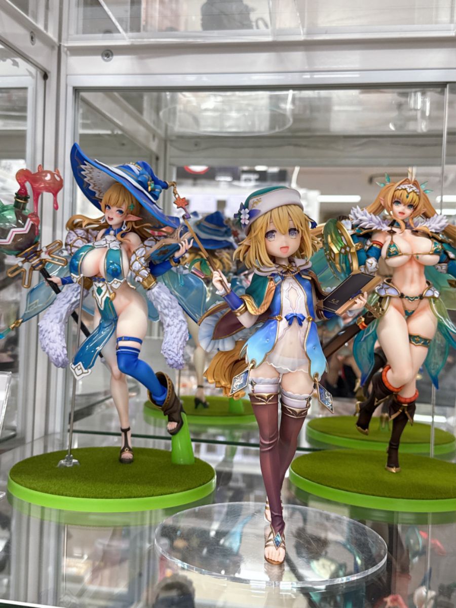 [Vertex] 엘프 마을 - 마을 선생 모니카 케이프 착탈 전후 전시 사진_1.jpg