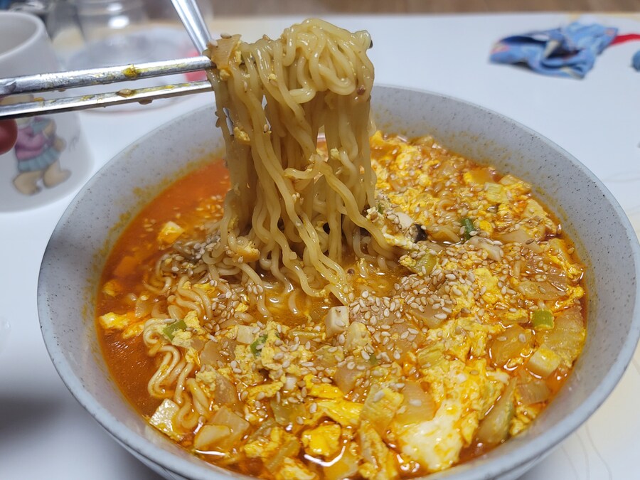 새벽 다되어서 먹는 뒤늦은 유게이 저녁밥 혼신의 역작 라면_2.jpg