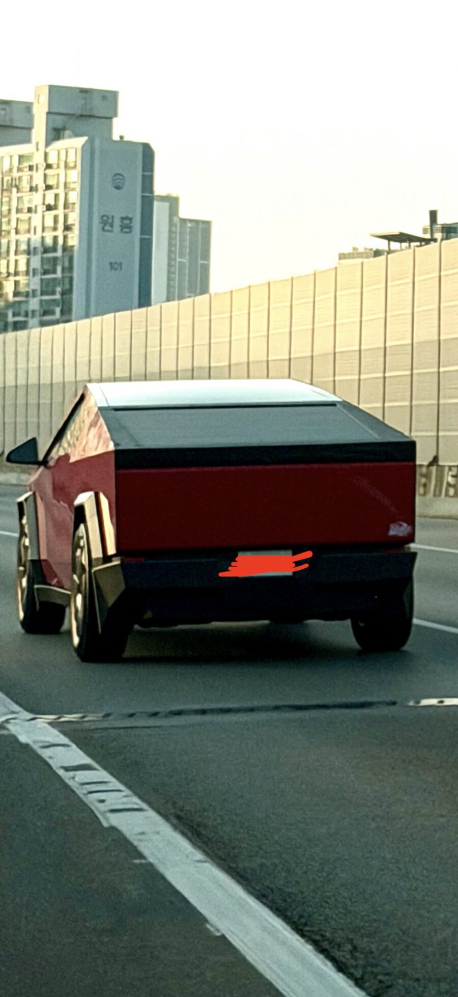 인천에서 목격된다는 빨간색 사이버트럭.jpg_2.jpg