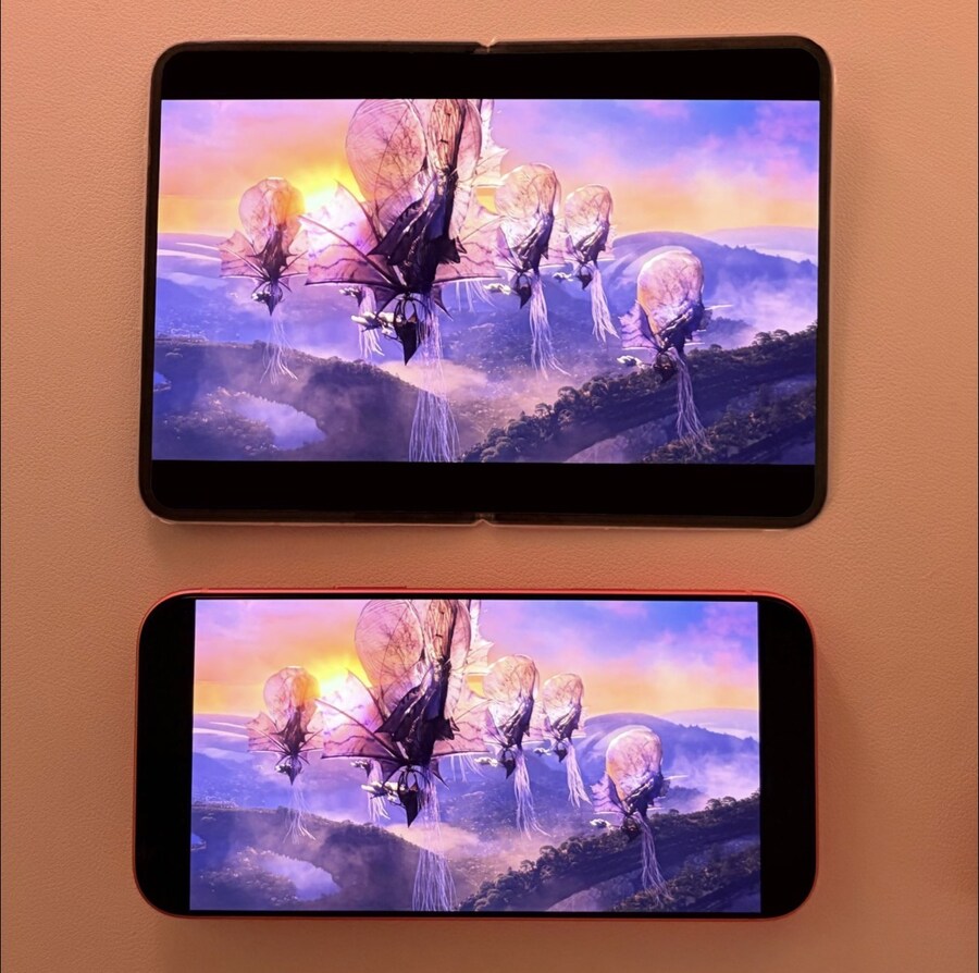 [루머] 아이폰 폴드 7.7인치 Vs. 아이폰 17 프맥 디플 영상 비교_1.jpg