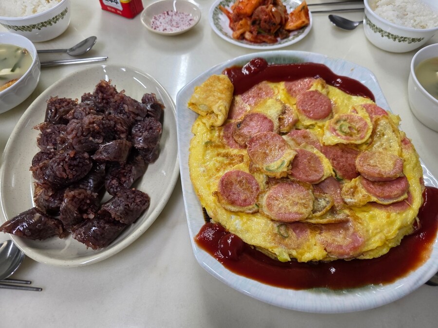 직장에서 3천원씩 걷어서 해먹는 점심 황태해장국 분홍소세지전_8.jpg