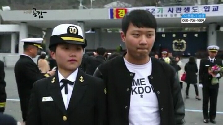 오빠랑 똑같이 생겨서 슬픈 여군_2.jpg