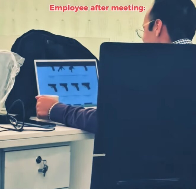 회의에서 개까인 직원이 뭘 검색하기 시작했다_1.png