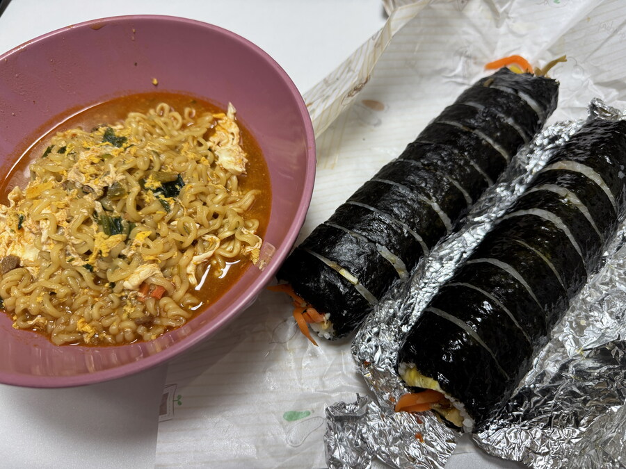 동네 김밥집에서 사 먹은 김밥~~~_2.jpg